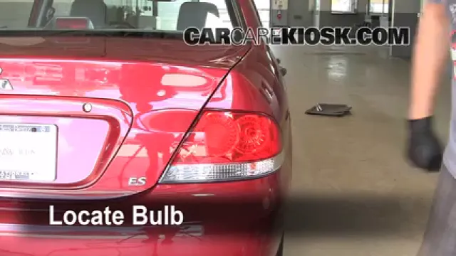 2005 Mitsubishi Lancer ES 2.0L 4 Cyl. Éclairage Feu clignotant arrière (remplacer l'ampoule)